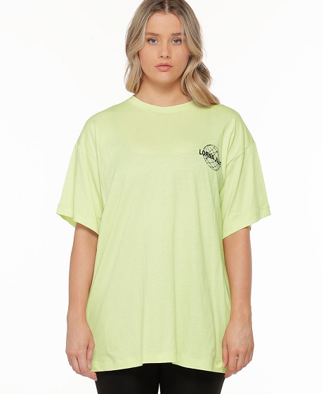 size 10-12 blonde woman wearing lorna jane yellow oversized tee and black ankle biter leggings