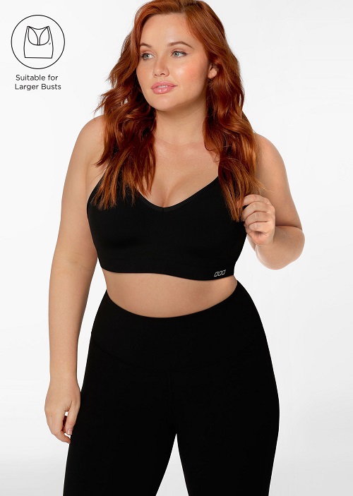 woman wearing black maximum support sports bra for bigger boobs